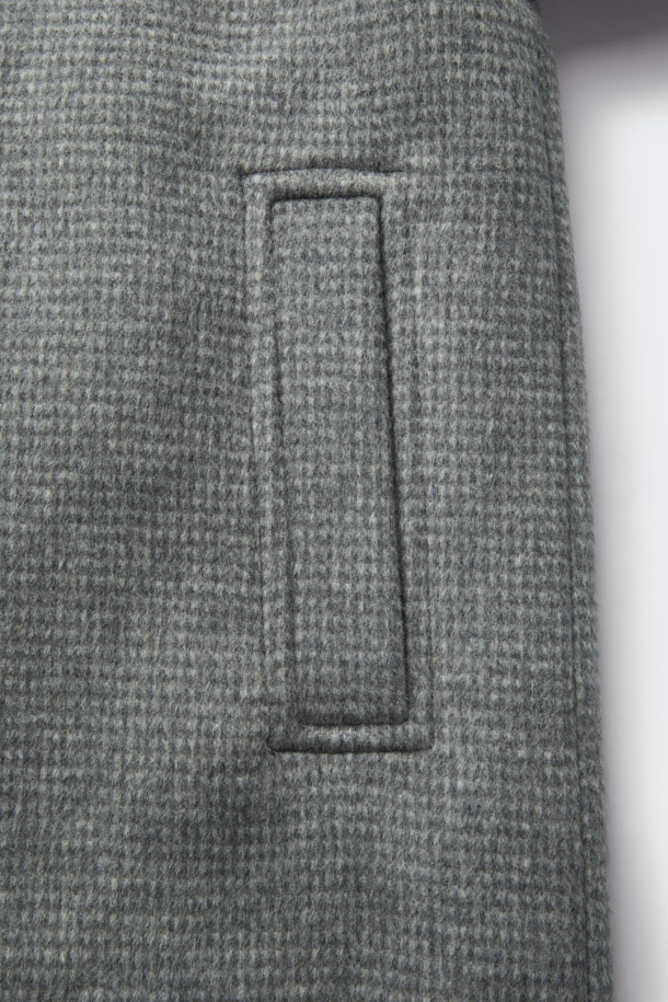 라이트 그레이 컬러의 패턴 발마칸 코트입니다. 울과 폴리에스테르 혼방 소재로 제작되어 가을과 겨울에 따뜻하게 착용할 수 있습니다. 클래식하고 미니멀한 스타일로, 래글런 소매와 레귤러 핏 디자인이 특징입니다. 출근룩, 겨울 데일리룩, 오피스룩 등 다양한 TPO에 활용하여 시크한 스타일을 연출해보세요.
