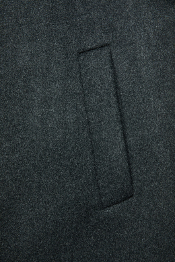 세련된 그레이 컬러의 울 체스터필드 코트입니다. 가을과 겨울, 두 계절에 걸쳐 우아하고 따뜻하게 착용할 수 있습니다. 레귤러 핏에 싱글 버튼 여밈으로 깔끔한 실루엣을 연출하며, 숄더 패드로 클래식한 무드를 더했습니다. 울, 폴리에스터, 캐시미어 등 다양한 소재 혼방으로 제작되어 고급스러운 촉감과 보온성을 제공합니다. 출근룩, 오피스룩은 물론, 겨울철 데일리룩까지 폭넓게 활용 가능한 아이템입니다.
