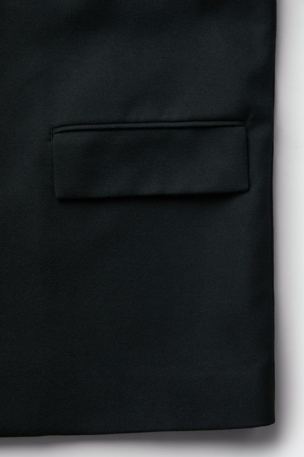 블랙 루즈 핏 셋업 재킷입니다. 레이온, 폴리에스테르, 폴리우레탄 혼방 소재로 제작되어 부드러운 촉감과 중량감을 느낄 수 있습니다. 싱글 버튼 여밈 방식의 레귤러 기장 블레이저 스타일이며, 넉넉한 루즈핏으로 편안하게 착용 가능합니다. 봄, 가을에 출근룩, 비즈니스 캐주얼, 모임룩 등 다양한 TPO에 맞춰 클래식, 미니멀, 시크한 스타일을 연출하기 좋습니다. 무지 디자인으로 어떤 옷에도 쉽게 매치할 수 있는 베이직한 아이템입니다.
