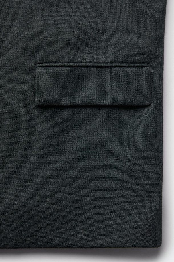 세련된 그레이 컬러의 Grey Loose Fit 셋업 재킷입니다. 레이온, 폴리에스테르, 폴리우레탄 혼방 소재로 제작되어 부드러운 촉감과 편안한 착용감을 선사합니다. 싱글 버튼 여밈 방식과 루즈핏 디자인으로 캐주얼하면서도 미니멀한 스타일을 연출하며, 출근룩과 모임룩 모두 소화 가능합니다. 긴 소매의 블레이저 스타일로, 무지 패턴의 디자인은 어떤 룩에도 쉽게 매치할 수 있습니다. 언컨스트럭티드 셋업으로 편안함과 스타일을 동시에 잡으세요.
