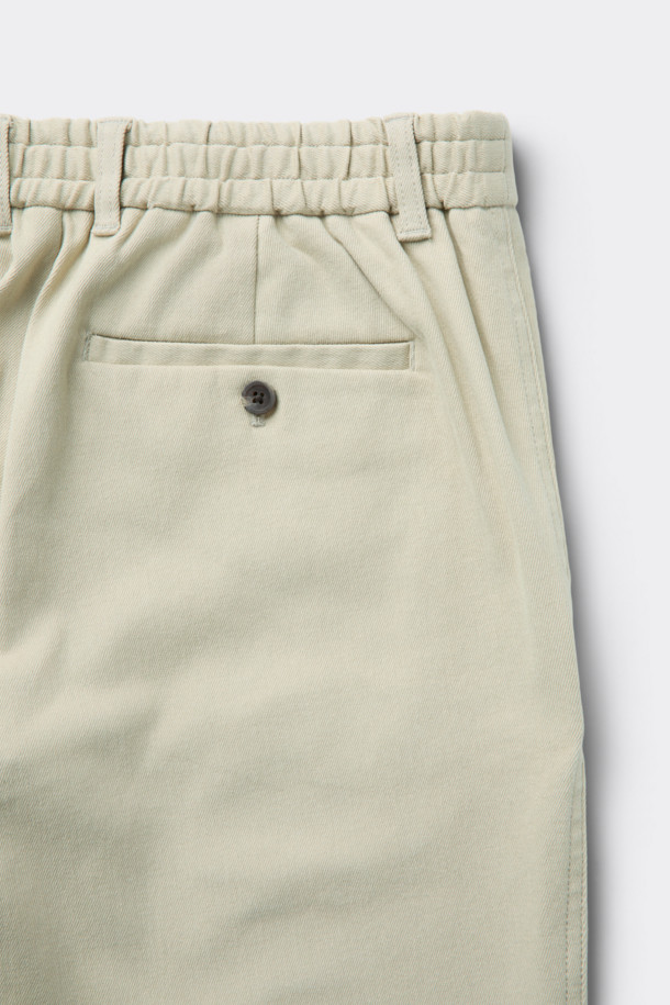 아이보리 코튼 치노 팬츠는 봄, 여름, 가을 계절에 착용하기 좋은 데일리 아이템입니다. 면과 폴리우레탄 혼방 소재로 제작되어 편안한 착용감과 신축성을 제공합니다. 레귤러 핏에 하프 밴딩 디자인으로 활동성을 높였으며, 무지 디자인으로 캐주얼, 미니멀, 클래식 스타일 모두 소화 가능합니다. 동네 마실룩이나 쇼핑룩에 매치하여 편안하면서도 스타일리시한 룩을 연출해 보세요.
