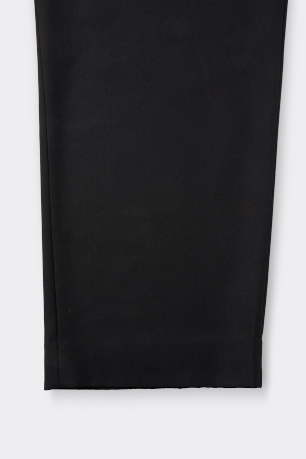 블랙 와이드 핏 팬츠는 일상, 오피스룩, 비즈니스 캐주얼, 출근룩에 모두 잘 어울리는 활용도 높은 슬랙스입니다. 레이온, 폴리에스테르, 울, 폴리우레탄 혼방 소재로 제작되어 부드러운 촉감과 편안한 착용감을 선사합니다. 미니멀하고 시크한 스타일을 연출하며, 사계절 내내 착용 가능합니다. 허리 부분은 하프 밴딩과 원턱 디테일로 편안함과 활동성을 더했습니다. 와이드 핏과 긴 기장으로 다리가 길어 보이는 효과를 줍니다.
