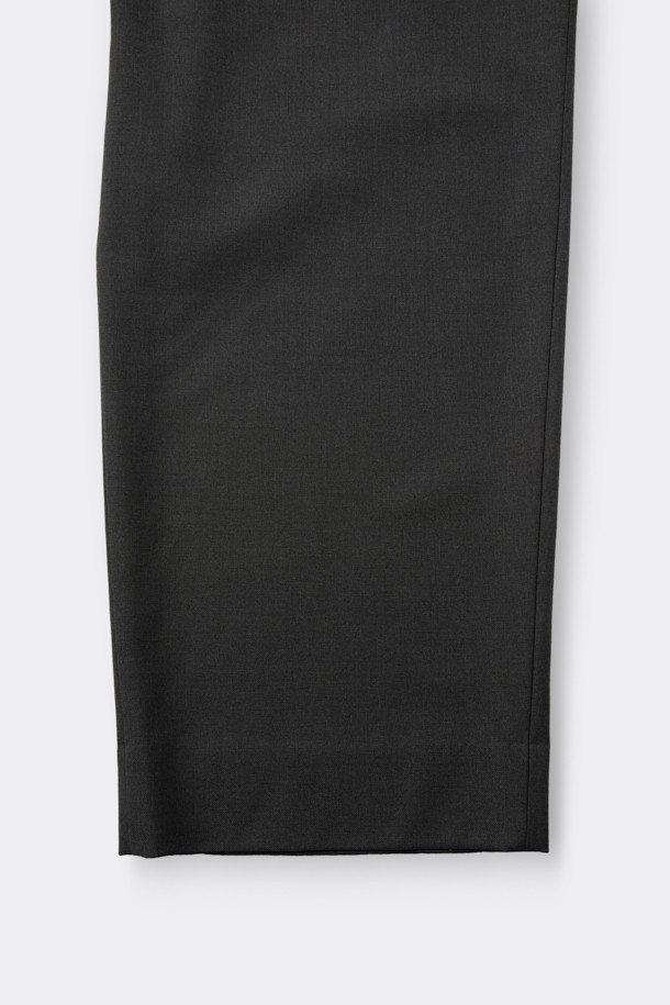 세련된 그레이 와이드 핏 슬랙스입니다. 레이온, 폴리에스테르, 울, 폴리우레탄 혼방 소재로 제작되어 부드러운 촉감과 편안한 착용감을 선사합니다. 베이직한 디자인에 무지 패턴으로 어떤 스타일에도 잘 어울리며, 하프 밴딩과 원턱 디테일로 활동성을 더했습니다. 오피스룩, 비즈니스 캐주얼, 모임룩 등 다양한 TPO에 활용 가능한 만능 아이템으로, 클래식, 미니멀, 시크한 스타일을 연출하기 좋습니다. 사계절 내내 활용 가능한 긴 기장의 와이드핏 팬츠로, 당신의 옷장에 필수적인 아이템이 될 것입니다.
