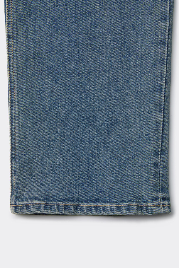 남성용 블루 레귤러 핏 데님 팬츠입니다. 캐주얼하고 베이직한 스타일로, 사계절 내내 활용하기 좋습니다. 스톤워싱과 과망워싱 처리되어 자연스러운 색감과 빈티지한 느낌을 더했습니다. 데이트룩, 쇼핑룩 등 다양한 TPO에 잘 어울리며, 미니멀, 클래식 스타일을 즐겨 입는 분들께 추천합니다. 면, 데님, 폴리우레탄 혼방 소재로 제작되었으며, 밑단은 좁아지는 테이퍼드 핏으로 디자인되었습니다.
