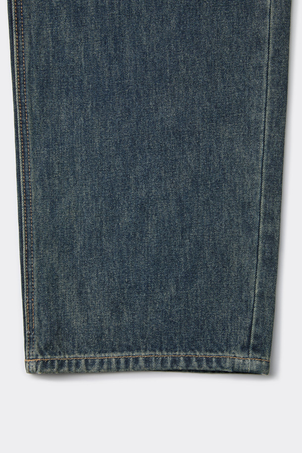 블루 스트레이트 핏 청바지는 남성용 데님 팬츠로, 베이직하고 캐주얼한 스타일을 연출합니다. 봄, 가을에 적합하며, 100% 면 소재로 제작되어 편안한 착용감을 선사합니다. 일자핏으로 다리가 길어 보이는 효과를 주며, 스톤워싱과 과망워싱 기법을 통해 자연스러운 워싱 디테일을 더했습니다. 데이트룩, 쇼핑룩 등 다양한 TPO에 활용 가능하며, 캐주얼, 미니멀, 클래식 스타일을 즐겨 입는 분들께 추천합니다.
