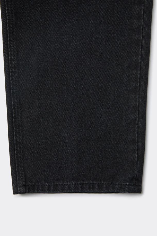 블랙 스트레이트 핏 데님 팬츠는 남녀 모두 착용 가능한 베이직하고 캐주얼한 스타일의 긴 바지입니다. 사계절 내내 활용할 수 있으며, 데이트룩, 쇼핑룩 등 다양한 TPO에 적합합니다. 면과 데님 혼방 소재로 제작되어 편안한 착용감을 선사하며, 스톤워싱 및 과망워싱 처리를 통해 자연스러운 워싱 디테일을 더했습니다. 일자핏의 스트레이트 핏으로 미니멀하고 클래식한 스타일을 연출하기 좋습니다.
