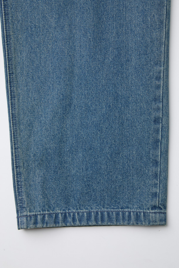 블루 루즈 핏 드로우스트링 청바지는 캐주얼한 스타일을 연출하기 좋은 남성용 데님 팬츠입니다. 면과 데님 혼방 소재로 제작되어 편안한 착용감을 선사하며, 봄, 여름, 가을 계절에 활용하기 좋습니다. 루즈핏으로 활동성을 높였으며, 허리 부분의 스트링과 워싱 가공 디테일이 돋보입니다. 동네 마실룩, 여행룩, 휴가룩 등 다양한 TPO에 맞춰 미니멀하고 시티보이 스타일을 완성해보세요. 무지 디자인과 블루 컬러의 조화는 어떤 상의와도 잘 어울려 데일리룩으로 활용하기 좋습니다.
