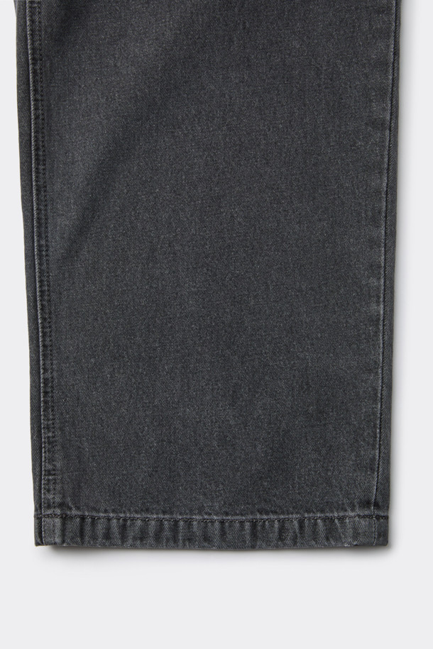 그레이 루즈핏 드로우 스트링(Drawstring) 청바지는 캐주얼, 미니멀, 시티보이 스타일을 연출하기 좋은 데님 반바지입니다. 봄, 여름, 가을 시즌에 활용하기 좋으며, 일상복으로 편안하게 입을 수 있습니다. 부드러운 면과 데님 소재 혼방으로 제작되어 편안한 착용감을 선사합니다. 허리 부분의 밴딩과 스트링 디테일로 활동성을 높였으며, 루즈핏 디자인으로 여유로운 실루엣을 연출합니다. 동네 마실룩이나 여행룩에 매치하여 스타일리시함을 더해보세요.
