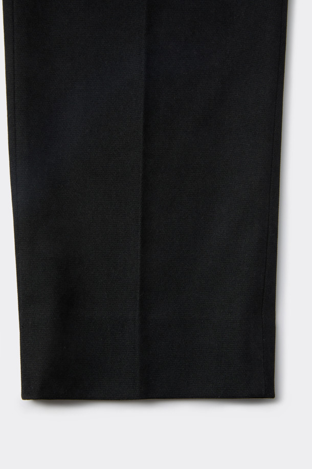 블랙 마일드 셋업 팬츠는 폴리에스테르와 폴리우레탄 혼방 소재로 제작되어 부드러운 촉감을 선사합니다. 레귤러 핏으로 제작되어 편안한 착용감을 제공하며, 하프 밴딩 디테일로 활동성을 더했습니다. 포멀한 스타일을 연출하며, 오피스룩, 비즈니스 캐주얼, 출근룩에 적합합니다. 클래식, 미니멀, 시크한 스타일을 선호하는 분들께 추천하며, 셋업으로도 활용 가능합니다. 무지 패턴의 블랙 컬러로 어떤 상의와도 쉽게 매치할 수 있습니다.
