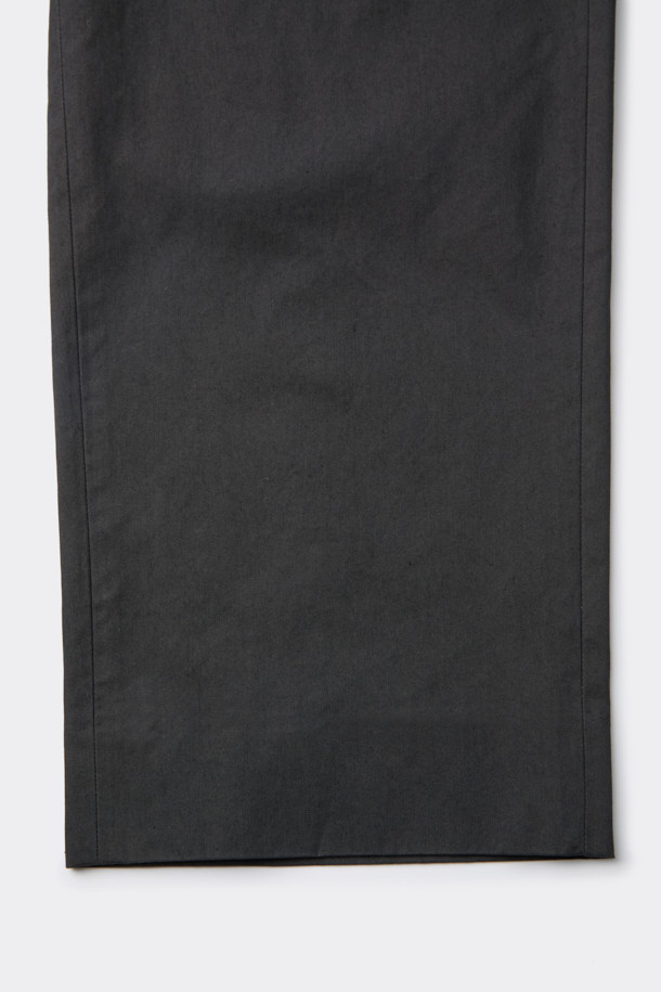 블랙 루즈 핏 면 혼방 셋업 팬츠는 포멀한 스타일을 추구하는 당신을 위한 완벽한 선택입니다. 출근룩, 비즈니스 캐주얼, 모임룩 등 다양한 TPO에 활용 가능하며, 클래식, 미니멀, 시크한 무드를 연출합니다. 면, 나일론, 폴리에스테르 혼방 소재로 제작되어 편안한 착용감을 선사하며, 루즈 핏 디자인으로 활동성을 높였습니다. 히든 밴딩 처리로 깔끔한 허리 라인을 유지하며, 셋업으로 스타일리시한 룩을 완성할 수 있습니다. 무지 패턴의 긴 기장 바지로, 어떤 상의와도 쉽게 매치하여 세련된 스타일을 연출해 보세요.
