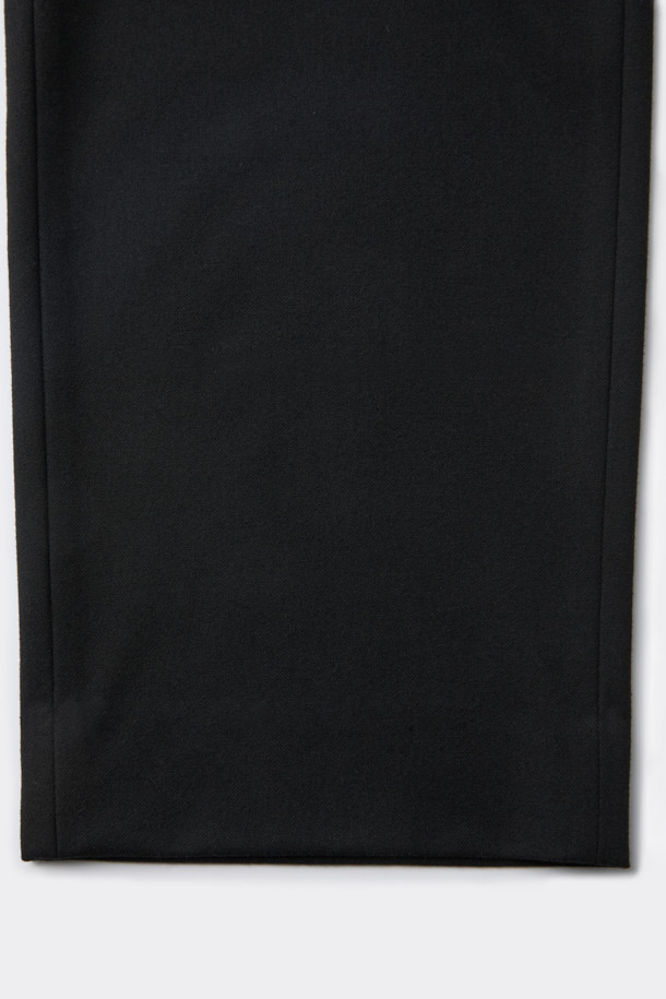 블랙 루즈 핏 셋업 팬츠는 포멀한 스타일을 위한 완벽한 선택입니다. 부드러운 촉감의 폴리에스터, 레이온, 폴리우레탄 혼방 소재로 제작되어 중량감 있는 편안함을 선사합니다. 무지 디자인에 루즈핏으로, 오피스룩, 비즈니스 캐주얼, 출근룩 등 다양한 TPO에 활용 가능합니다. 히든 밴딩 처리로 깔끔한 핏을 유지하며, 세트 착장으로 더욱 시크하고 클래식한 스타일을 연출할 수 있습니다. 미니멀한 디자인으로 어떤 상의와도 쉽게 매치하여 스타일리시한 룩을 완성해 보세요.
