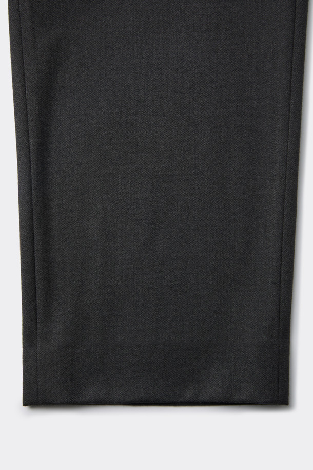 그레이 루즈 핏 셋업 팬츠는 레이온, 폴리에스테르, 폴리우레탄 혼방 소재로 제작되어 부드러운 촉감과 중량감 있는 두께감을 선사합니다. 셋업으로 착용하여 포멀한 스타일을 연출할 수 있으며, 오피스룩, 비즈니스 캐주얼, 출근룩 등 다양한 TPO에 활용하기 좋습니다. 루즈핏 디자인으로 편안함을 더했으며, 히든 밴딩 처리로 깔끔한 핏을 유지합니다. 무지 패턴의 미니멀하고 클래식한 디자인으로, 어떤 상의와도 쉽게 매치하여 세련된 스타일을 완성할 수 있습니다.
