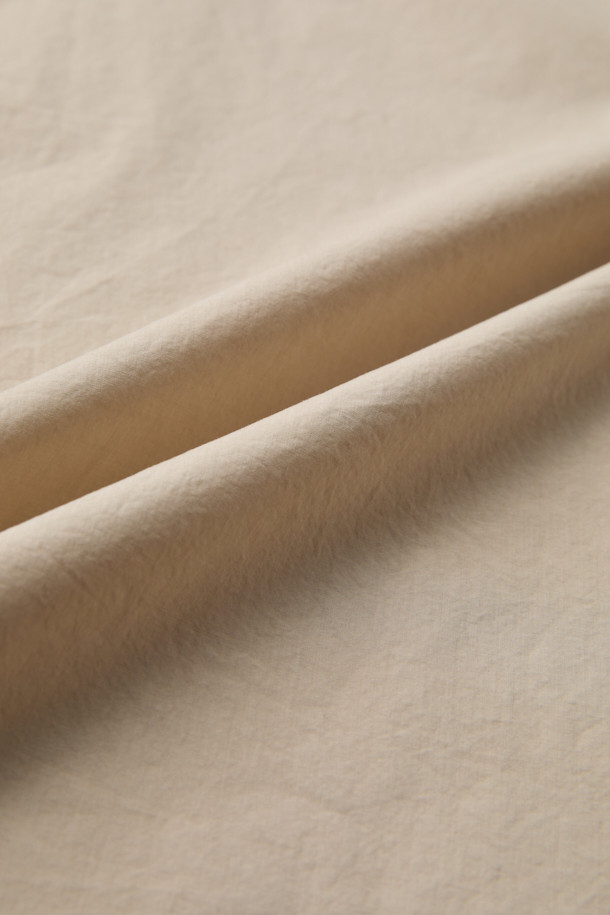 베이지 베이직 셔츠는 봄, 가을에 활용하기 좋은 공용 셔츠입니다. 부드러운 면 소재로 제작되어 편안한 착용감을 선사하며, 레귤러핏과 긴 소매 기장으로 깔끔한 실루엣을 연출합니다. 무지 패턴에 카라 디자인이 더해져 베이직하면서도 빈티지 무드를 자아냅니다. 데이트룩, 카페룩 등 다양한 TPO에 캐주얼, 미니멀, 클래식 스타일로 연출하기 좋은 아이템입니다.
