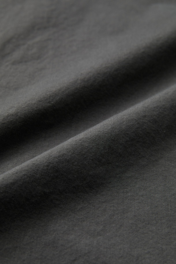 그레이 베이직 셔츠는 일상 용도로 활용하기 좋은 셔츠입니다. 면 소재로 제작되어 편안한 착용감을 제공하며, 레귤러 핏과 긴소매 디자인으로 제작되었습니다. 베이직하고 빈티지한 스타일을 연출하며, 칼라 네크라인과 무지 패턴으로 깔끔함을 더했습니다. 다잉 베이스 처리로 은은한 멋을 더한 클래식, 미니멀, 캐주얼 스타일의 셔츠입니다.
