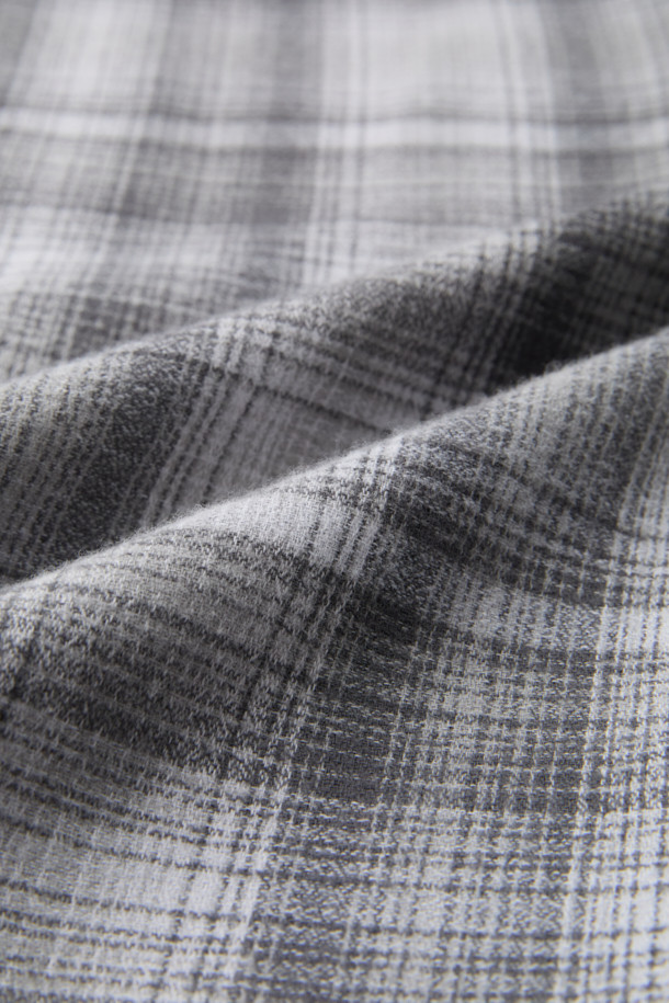 다크 그레이 오버핏 체크 셔츠는 캐주얼한 스타일을 즐기는 분들을 위한 아이템입니다. 부드러운 면 소재로 제작되어 편안한 착용감을 선사하며, 동네 마실룩이나 카페룩에 잘 어울립니다. 넉넉한 오버핏으로 제작되어 트렌디한 느낌을 주며, 체크 패턴이 돋보이는 디자인입니다. 가슴 부분의 체스트 포켓은 실용성을 더합니다. 미니멀, 클래식 스타일을 선호하는 분들께 추천하는 셔츠입니다.
