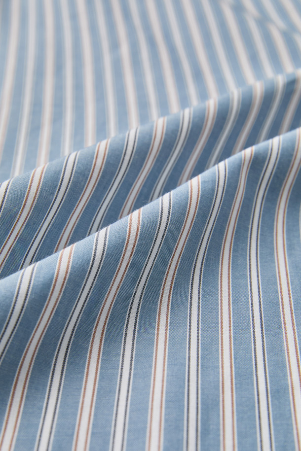 그레이 색상의 오버핏 스트라이프 셔츠입니다. 얇은 두께의 면 소재로 제작되어 봄, 여름, 가을 계절에 시원하고 편안하게 착용할 수 있습니다. 캐주얼, 베이직 스타일로 데이트룩, 카페룩에 잘 어울리며, 차이나칼라와 긴 소매, 체스트 포켓 디테일이 특징입니다. 부드러운 촉감과 오버핏 디자인으로 편안함을 더했습니다. 미니멀한 스타일을 선호하는 남성분들께 추천합니다.
