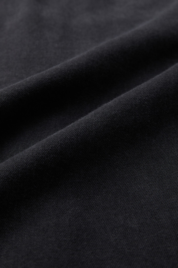 블랙 오버핏 데님 셔츠입니다. 넉넉한 핏으로 편안한 착용감을 선사하며, 캐주얼, 미니멀, 워크웨어 스타일을 연출하기 좋습니다. 봄, 가을에 적합하며, 일상생활과 가을 나들이룩에 활용하기 좋습니다. 빈티지 워싱 디테일과 체스트 포켓으로 포인트를 더했습니다. 카라넥과 긴 소매 기장으로, 다양한 스타일링이 가능합니다.
