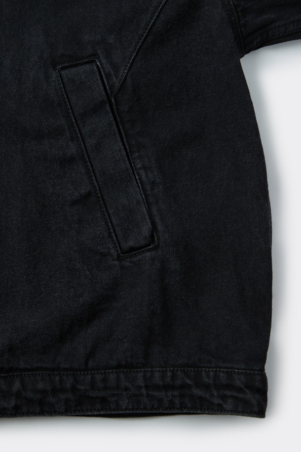 블랙 데님 후드 재킷은 캐주얼한 무드의 후드 자켓입니다. 봄, 가을에 어울리는 릴랙스핏으로 편안하게 착용 가능하며, 데님과 면 혼방 소재로 제작되었습니다. 지퍼 여밈 방식에 스트링 디테일, YKK 2-Way 지퍼로 실용성을 더했습니다. 동네 마실룩, 봄 소풍룩 등 가벼운 외출에 시티보이, 미니멀 스타일로 연출하기 좋습니다. 크롭 기장의 디자인으로 트렌디함을 더했습니다.
