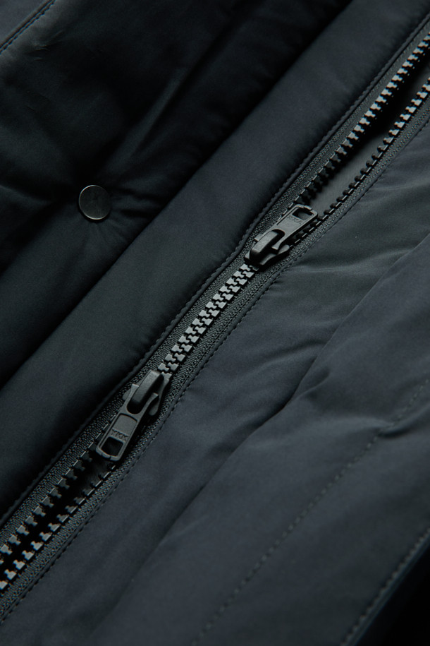 세련된 블랙 후드 숏 다운 재킷입니다. 겨울철 데일리룩에 어울리는 미니멀한 스타일의 이 재킷은 숏패딩 디자인으로 크롭 기장을 자랑합니다. 부드러운 촉감의 폴리에스테르 소재에 구스다운 80:20 충전재를 사용하여 보온성을 높였습니다. 2-Way 지퍼와 히든 여밈 방식으로 깔끔함을 더했으며, 오버핏으로 편안한 착용감을 선사합니다. 경량 소재에 은은한 광택감이 더해져 시크한 매력을 줍니다.
