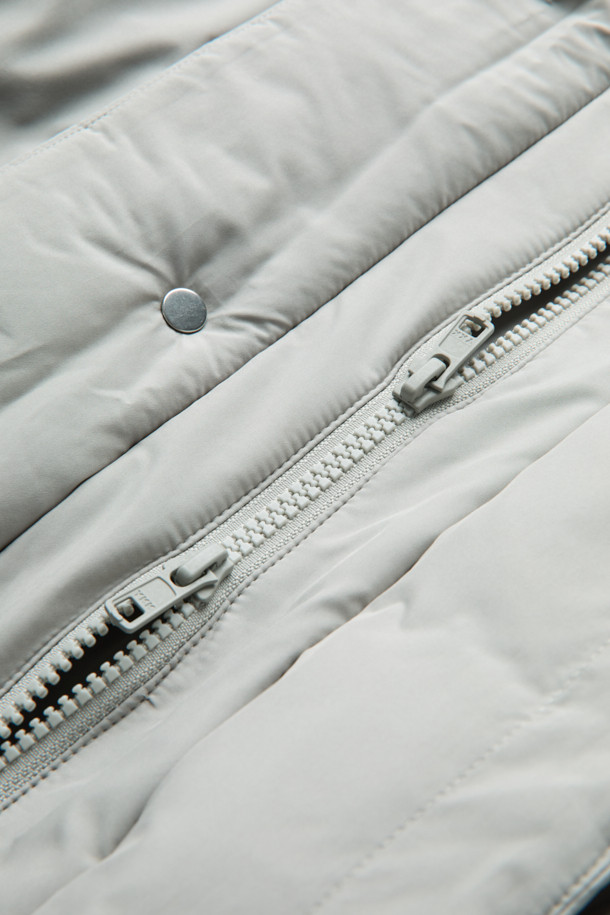 그레이 후드 숏 다운 재킷은 겨울철 데일리룩에 적합한 미니멀하고 캐주얼한 스타일의 아우터입니다. 가볍고 부드러운 폴리에스테르 소재에 80:20 구스다운 충전재를 사용하여 보온성을 높였습니다. 오버핏으로 편안하게 착용 가능하며, 2-Way 지퍼와 히든 여밈 방식으로 깔끔한 디자인을 연출합니다. 숏패딩 기장과 긴소매, 후드 디테일이 특징이며, 은은한 광택감이 고급스러운 느낌을 더합니다. 무지 디자인에 그레이 컬러로 어떤 옷에도 쉽게 매치할 수 있습니다.
