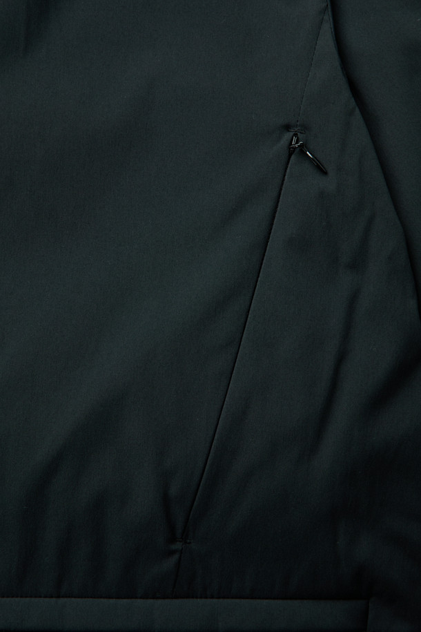 블랙 롱 다운 재킷은 겨울철 데일리룩에 미니멀하고 클래식한 스타일을 더해줄 필수 아이템입니다. 매트한 질감의 폴리에스테르 소재로 제작되어 뛰어난 보온성을 자랑하며, 오버핏 디자인으로 편안한 착용감을 선사합니다. YKK 2-Way 지퍼와 구스다운 80:20 충전재를 사용하여 보온성과 활동성을 모두 갖췄습니다. 롱 기장의 무지 디자인으로 어떤 옷에도 쉽게 매치할 수 있어 활용도가 높습니다. 추운 날씨에도 스타일리시함을 놓치지 않도록 도와주는 완벽한 겨울 아우터입니다.
