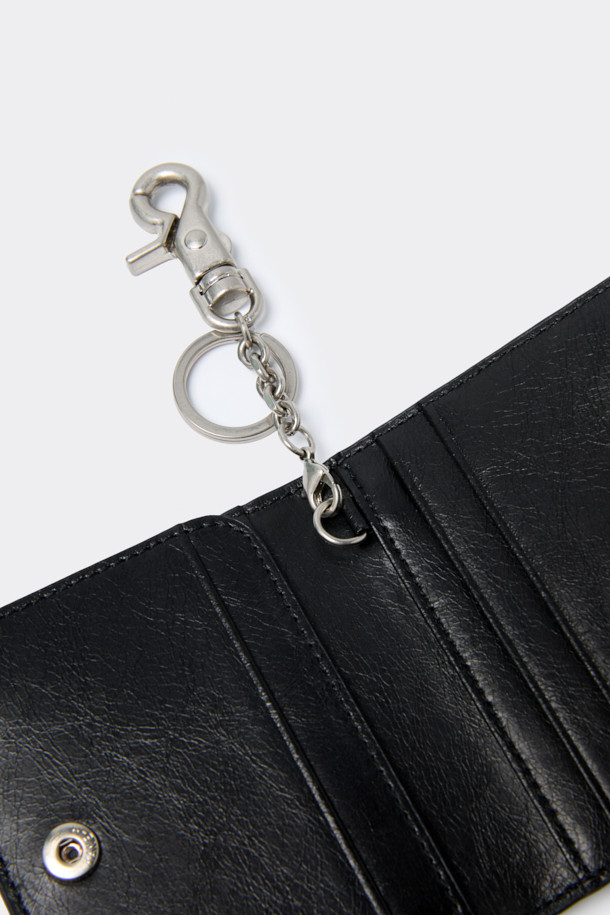 심플한 디자인이 돋보이는 블랙 폴디드 카드지갑입니다. 합성피혁 소재로 제작되어 부드러운 질감과 견고함을 동시에 느낄 수 있습니다. 미니멀한 사이즈로 휴대성이 뛰어나며, 무지 디자인에 로고 바 장식으로 포인트를 더했습니다. 내부에는 4개의 카드 포켓과 1개의 오픈 포켓, 탈부착 가능한 키링이 있어 실용적입니다. 데이트룩, 쇼핑룩, 카페룩 등 다양한 스타일에 미니멀, 클래식, 시크한 무드를 더해보세요.
