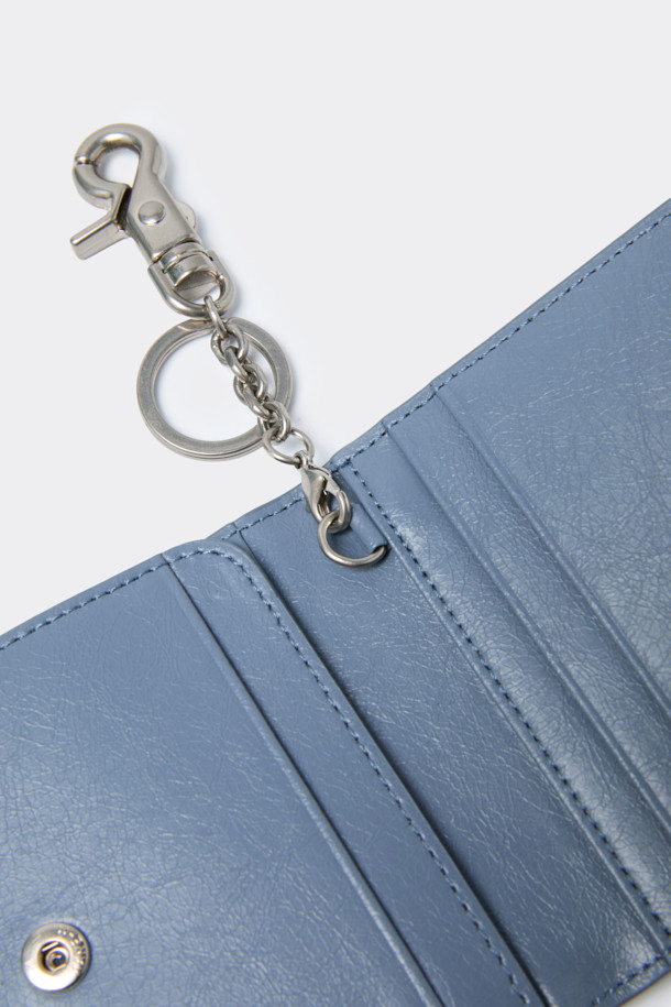 세련된 블루 컬러의 폴딩 카드지갑입니다. 미니 크링클 가죽과 합성피혁 소재로 제작되었으며, 미니멀한 디자인과 사각 쉐입이 특징입니다. 탈부착 가능한 키링과 좌우 4칸의 카드 포켓, 날개 오픈 포켓 1칸으로 실용성을 더했습니다. 데이트룩, 쇼핑룩, 카페룩 등 다양한 TPO에 미니멀, 클래식, 시크 스타일을 연출하기 좋은 아이템입니다. 로고 바 장식이 고급스러움을 더하는 컴팩트한 사이즈의 지갑입니다.
