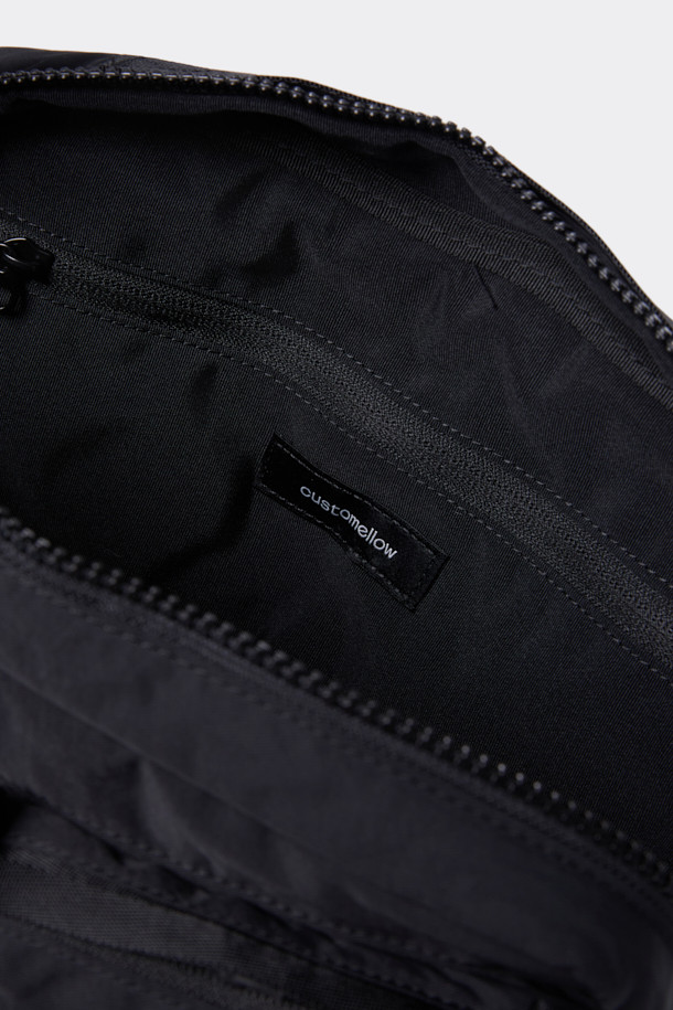 블랙 코튼 크로스백은 면과 나일론 혼방 소재로 제작되어 튼튼하며, 미니멀하고 캐주얼한 스타일을 연출합니다. 사각 형태의 미디엄 사이즈 가방으로, 로고, 리벳, 참 장식이 포인트로 더해져 세련된 느낌을 줍니다. 사이즈 조절이 가능하며, 탈부착 파우치가 있어 실용성을 높였습니다. 출근룩과 비즈니스 캐주얼에 활용하기 좋으며, 시티보이 스타일을 완성하는 데 적합합니다. 일상생활에서 편안하게 사용할 수 있는 아이템입니다.
