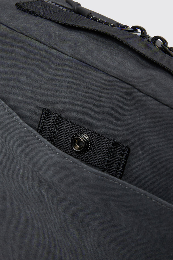 그레이 코튼 크로스백은 면 소재로 제작되어 부드러운 질감과 편안한 착용감을 선사합니다. 미디엄 사이즈의 사각 디자인에 로고 리벳 장식이 포인트로 더해져 캐주얼하면서도 미니멀한 스타일을 연출합니다. 워싱 처리된 면 소재는 자연스러운 멋을 더하며, 웨빙 손잡이와 탈부착 파우치 참으로 실용성을 높였습니다. 넉넉한 내외부 수납공간과 지퍼형 잠금 방식으로 소지품을 안전하게 보관할 수 있으며, 길이 조절이 가능한 스트랩으로 다양한 스타일을 소화할 수 있습니다. 출근룩, 비즈니스 캐주얼, 여행룩 등 다양한 TPO에 활용하기 좋은 데일리 크로스백입니다.
