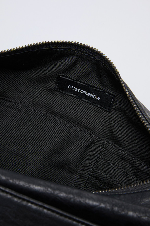 세련된 블랙 색상의 인조 가죽 크로스백입니다. 미니멀하고 포멀한 스타일로, 오피스룩, 비즈니스 캐주얼, 모임룩 등 다양한 TPO에 활용하기 좋습니다. 사각 모양에 버클과 로고 리벳 장식이 포인트로, 고급스러운 질감을 더합니다. 내부에는 다양한 수납 포켓이 있어 실용적이며, 길이 조절이 가능하여 편리하게 사용할 수 있습니다. 시크하고 클래식한 스타일을 연출하고 싶은 남성분들께 추천합니다.
