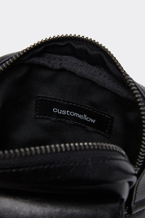 세련된 남성 스타일을 완성하는 블랙 가죽 미니 크로스백입니다. 부드러운 가죽 소재와 은은한 광택 마감으로 고급스러운 분위기를 자아냅니다. 미니멀한 디자인에 로고 장식으로 포인트를 더했으며, 내부 카드 포켓이 있어 실용성을 높였습니다. 사이즈 조절이 가능한 스트랩으로 편안한 착용감을 제공하며, 오피스룩, 비즈니스 캐주얼, 모임룩 등 다양한 TPO에 활용할 수 있습니다. 미니멀, 클래식, 시크한 스타일을 즐기는 남성분들께 추천합니다.
