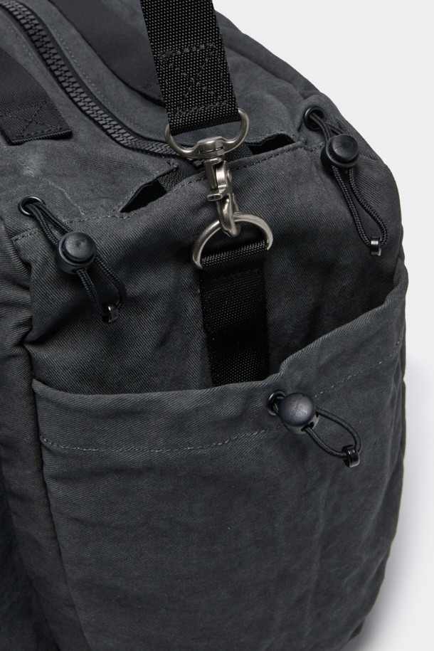 그레이 컬러의 면 소재 보스턴백입니다. 넉넉한 라지 사이즈로 여행룩, 휴가룩, 캠핑룩 등 다양한 TPO에 활용할 수 있습니다. 캐주얼, 미니멀, 시티보이 스타일을 연출하기 좋으며, 무지 디자인에 워싱 디테일이 더해져 빈티지한 멋을 살렸습니다. 쓰리웨이 방식으로 숄더백, 크로스백으로 활용 가능하며, 사이즈 조절이 가능하여 실용적입니다. 미니 파우치가 포함되어 소지품을 더욱 효율적으로 수납할 수 있으며, 포켓이 있어 수납력을 높였습니다.
