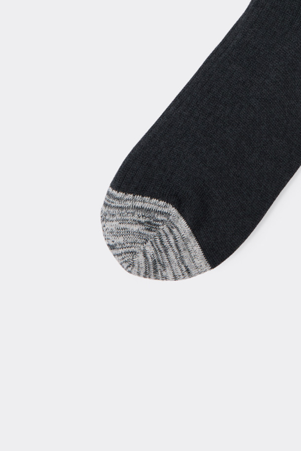 블랙 립 삭스는 캐주얼 및 미니멀 스타일을 추구하는 모든 분께 적합한 양말입니다. 면혼방 소재로 제작되어 부드러운 촉감을 제공하며, 사계절 내내 편안하게 착용할 수 있습니다. 일상생활에서 활용하기 좋은 디자인으로, 발을 안정적으로 잡아주는 논슬립 기능이 더해졌습니다. 립 조직 디자인과 로고 장식이 특징이며, 어떤 옷차림에도 잘 어울리는 활용도 높은 아이템입니다.
