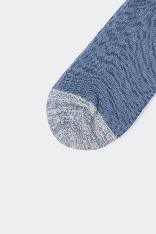 그레이 립 삭스는 면 혼방 소재로 제작되어 부드러운 촉감을 제공하는 데일리 양말입니다. 사계절 내내 착용 가능하며, 골지 패턴과 논슬립 기능으로 편안한 착용감을 선사합니다. 캐주얼, 미니멀, 클래식 스타일의 옷차림에 잘 어울리며, 집콕룩이나 산책룩에 매치하기 좋습니다. 로고 디테일이 은은하게 포인트가 되어 줍니다.
