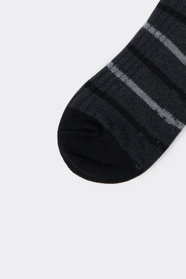 블랙&그레이 스트라이프 양말은 면혼방 소재로 제작되어 부드러운 촉감을 선사하며 사계절 내내 착용하기 적합합니다. 일상생활에서 편안하게 신을 수 있도록 디자인되었으며, 동네 마실룩이나 산책룩에 잘 어울리는 캐주얼, 미니멀, 클래식 스타일을 연출할 수 있습니다. 논슬립 기능이 있어 활동적인 날에도 안정감을 더하며, 브랜드 로고가 깔끔하게 포인트로 적용되었습니다.
