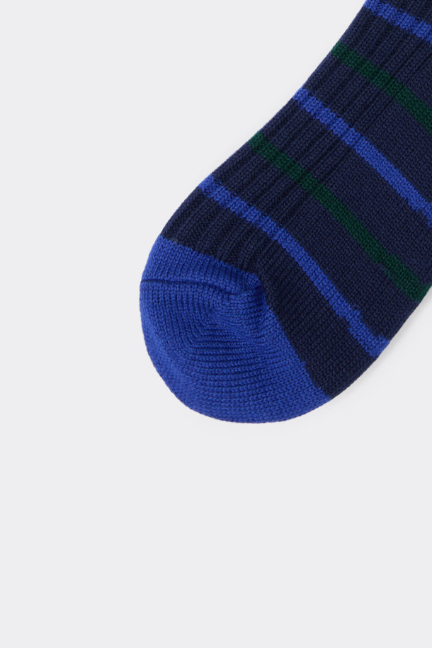 블루 스트라이프 삭스입니다. 면혼방 소재로 제작되어 부드러운 촉감을 선사하며, 사계절 내내 편안하게 착용할 수 있습니다. 블루와 네이비 컬러의 스트라이프 패턴이 캐주얼, 미니멀, 클래식 스타일 모두에 잘 어울립니다. 논슬립 기능으로 활동성을 높였으며, 로고 디테일이 디자인의 완성도를 더합니다. 동네 마실룩, 산책룩에 매치하여 편안하면서도 스타일리시한 룩을 연출해보세요.
