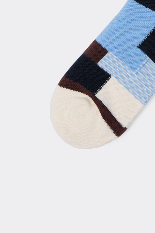 브라운 블록 패턴 양말은 면혼방 소재로 제작되어 부드러운 촉감을 자랑합니다. 남녀 공용으로 편안하게 착용 가능하며, 사계절 내내 활용할 수 있습니다. 체크와 블록 무늬가 돋보이는 캐주얼, 미니멀, 클래식 스타일의 양말로, 동네 마실룩, 산책룩, 집콕룩에 잘 어울립니다. 넌슬립 기능과 로고 디테일로 실용성을 더했습니다. 브라운, 블루, 화이트, 블랙 등 다양한 색상 옵션으로 만나보세요.
