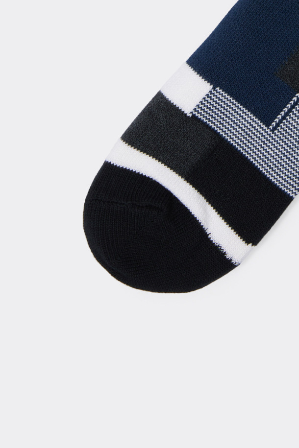 그레이 블록 패턴 양말은 면혼방 소재로 제작되어 부드러운 촉감을 선사합니다. 그레이, 블랙, 네이비 색상으로 구성되어 있으며, 체크 패턴과 로고 디테일이 돋보입니다. 

사계절 내내 착용 가능하며, 넌슬립 기능으로 편안함을 더했습니다. 캐주얼, 미니멀, 클래식 스타일을 즐기는 분들께 동네 마실룩, 집콕룩에 매치하기 좋은 아이템입니다.
