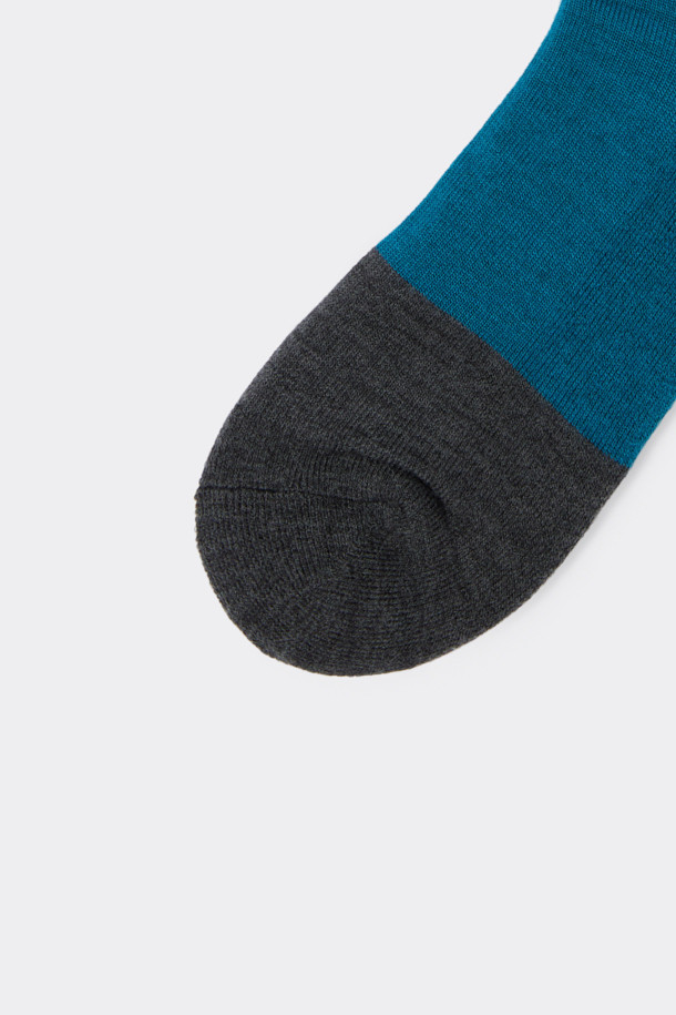 블루 부클 블록 삭스는 울과 면 혼방 소재로 제작되어 부드러운 촉감과 뛰어난 보온성을 자랑합니다. 가을, 겨울철에 적합하며, 넌슬립 기능으로 미끄럼 방지 효과를 더했습니다. 부클사를 사용하여 입체적인 텍스처를 살린 블록 패턴 디자인이 돋보이며, 블루, 블랙, 화이트, 그레이 4가지 색상으로 만나볼 수 있습니다. 미니멀, 클래식, 캐주얼 스타일의 옷차림에 매치하여 겨울 데일리룩, 집콕룩, 산책룩을 완성해보세요.
