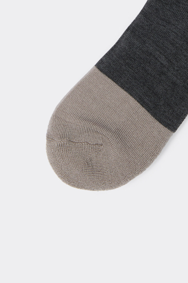 그레이 부클 블록 삭스(Grey Boucle Block Socks)는 부드러운 촉감과 따뜻함을 선사하는 겨울철 필수 아이템입니다. 울과 면 혼방 소재로 제작되어 보온성이 뛰어나며, 두꺼운 두께감으로 발을 포근하게 감싸줍니다. 그레이, 블랙, 화이트 컬러의 블록 패턴 디자인은 캐주얼, 미니멀, 클래식 등 다양한 스타일과 잘 어울립니다. 일상생활, 산책, 집콕 등 어떤 상황에서도 편안하게 착용할 수 있으며, 논슬립 기능으로 안정감을 더했습니다. 부클 텍스처가 돋보이는 디자인으로 포근하고 스타일리시한 겨울 데일리룩을 완성해 보세요.

