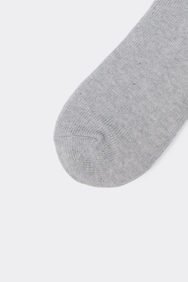 그레이 체크 양말은 면혼방 소재로 제작되어 부드러운 촉감을 선사합니다. 일상생활 및 산책 시 편안하게 착용하기 좋으며, 캐주얼, 미니멀, 클래식 스타일을 모두 소화할 수 있습니다. 그레이와 화이트 컬러의 체크 패턴이 돋보이며, 넌슬립 기능으로 활동성을 높였습니다. 로고 디테일이 포인트로 들어가 있어 심플하면서도 세련된 느낌을 줍니다. 사계절 내내 활용 가능한 실용적인 아이템입니다.
