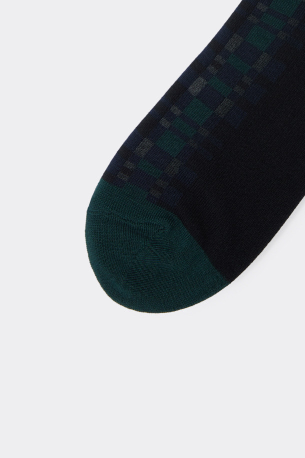 그린 체크 양말은 면혼방 소재로 제작되어 부드러운 촉감을 선사합니다. 일상, 산책, 집콕 등 다양한 TPO에 맞춰 캐주얼, 미니멀, 클래식 스타일을 연출할 수 있습니다. 사계절 모두 착용 가능하며, 그린과 블랙 컬러의 체크 패턴이 돋보입니다. 발목 부분에는 로고 디테일이 더해져 포인트를 줍니다. 넌슬립 기능으로 편안한 착용감을 제공합니다.
