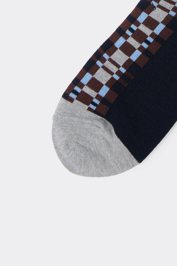 네이비 체크 양말은 면혼방 소재로 제작되어 부드러운 촉감을 선사합니다. 네이비와 그레이 컬러의 체크 패턴이 돋보이며, 넌슬립 기능으로 편안한 착용감을 제공합니다. 일상생활은 물론, 동네 마실룩, 산책룩 등 다양한 TPO에 활용하기 좋습니다. 캐주얼, 미니멀, 클래식 스타일의 옷차림에 잘 어울리며, 로고 디테일로 포인트를 더했습니다. 사계절 내내 활용 가능한 아이템입니다.
