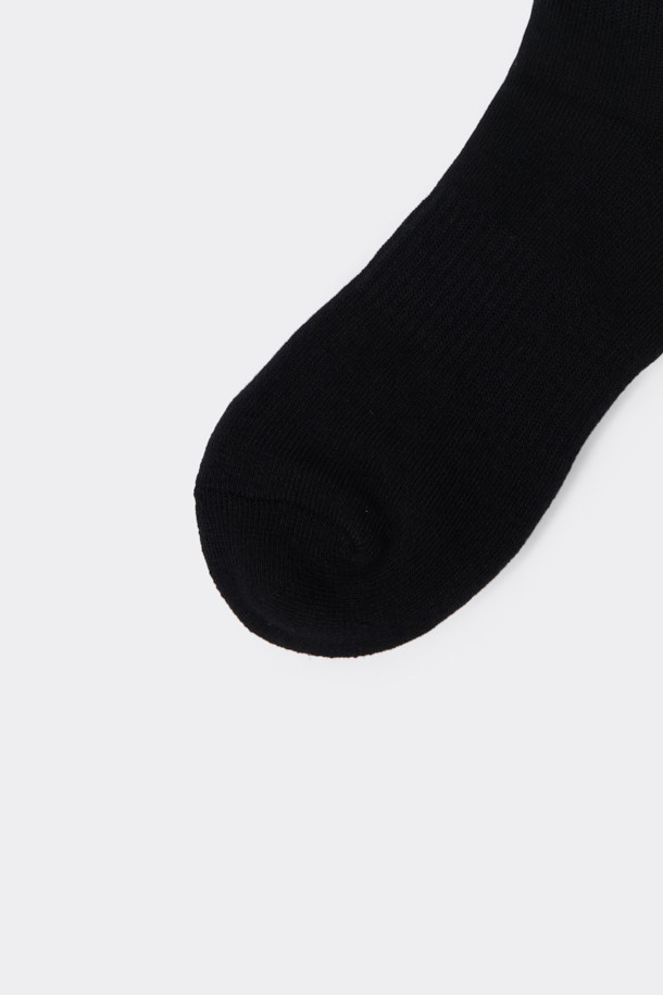 블랙 립 롱 삭스(Black Rib Long Socks)는 부드러운 면혼방 소재로 제작되어 편안한 착용감을 제공합니다. 남녀 공용으로 착용 가능하며, 캐주얼 및 미니멀 스타일을 연출하기에 좋습니다. 로고 패턴과 립(rib) 디테일이 돋보이는 디자인이며, 장목 길이로 다양한 룩에 활용하기 좋습니다. 사계절 내내 편안하게 착용할 수 있는 데일리 양말입니다.
