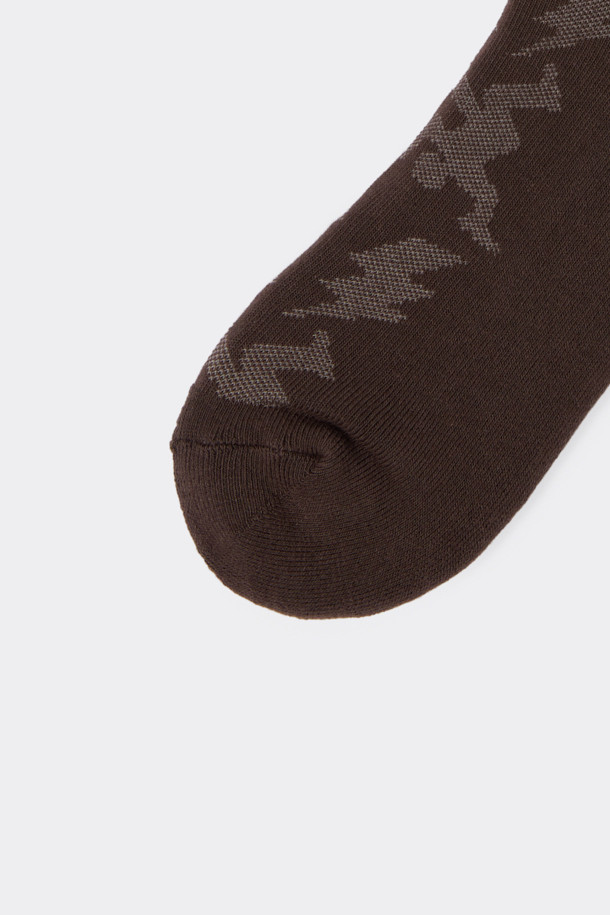 브라운 그래픽 블록 삭스입니다. 면혼방 소재로 제작되어 부드러운 촉감을 선사하며, 사계절 내내 편안하게 착용할 수 있습니다. 그래픽 블록 패턴 디자인이 돋보이며, 산책룩과 동네 마실룩에 캐주얼, 미니멀, 클래식한 스타일을 더해줍니다. 발바닥 면에는 로고가 디자인되어 있으며, 논슬립 기능을 갖춰 활동성을 높였습니다.
