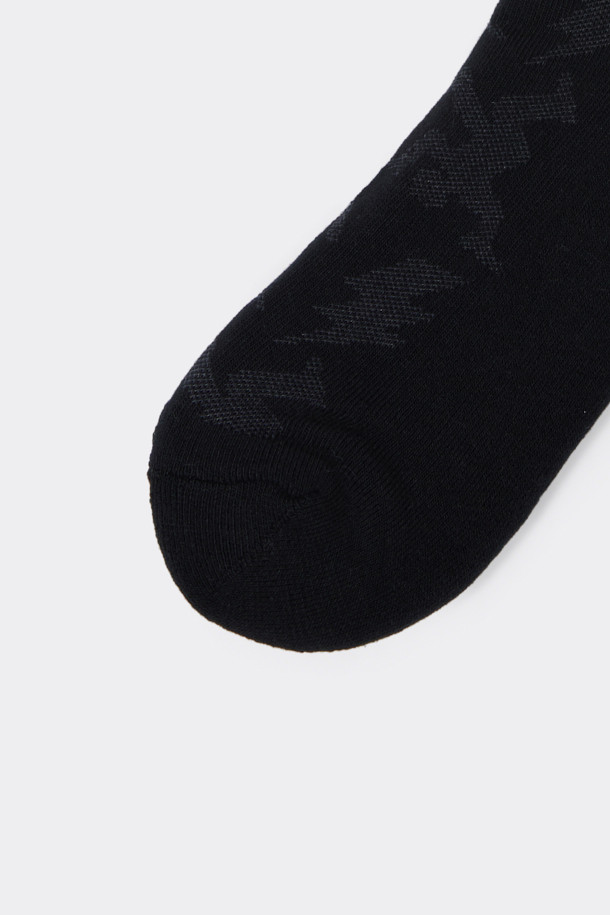 화이트 그래픽 블록 삭스는 면 혼방 소재로 제작되어 부드러운 촉감을 선사합니다. 블랙과 화이트 두 가지 색상으로 출시되어 어떤 스타일에도 잘 어울리며, 사계절 내내 착용하기 좋습니다. 그래픽 블록 패턴 디자인이 돋보이며, 넌슬립 기능으로 편안한 착용감을 제공합니다. 일상복은 물론, 집콕룩에도 잘 어울리는 캐주얼, 미니멀, 클래식 스타일의 양말입니다. 로고 디테일이 더해져 심플하면서도 세련된 포인트를 더했습니다.
