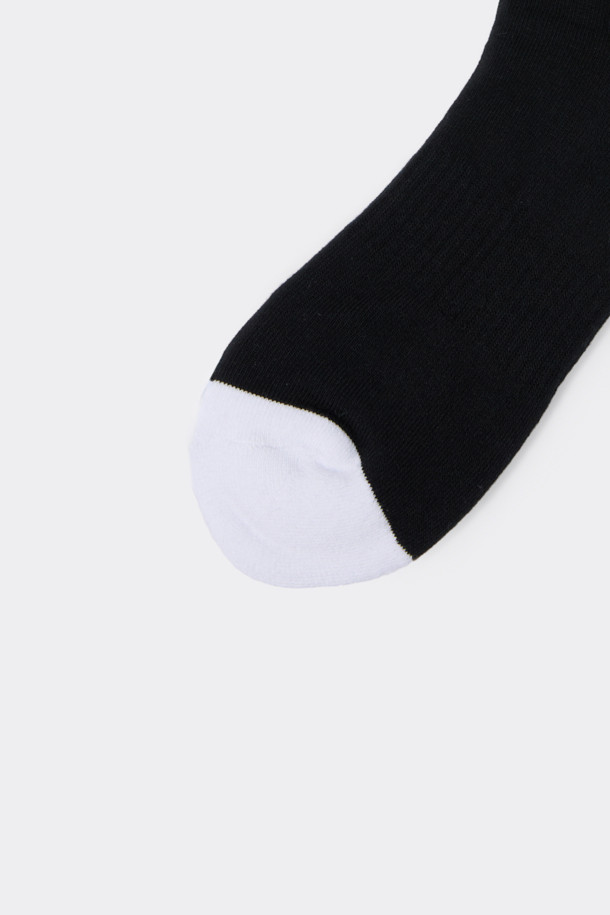 블랙 그래픽 삭스입니다. 면혼방 소재로 제작되어 부드러운 촉감이 특징이며, 사계절 내내 착용하기 좋습니다. 블랙과 화이트 컬러에 그래픽 및 로고 패턴이 돋보이며, 넌슬립 기능으로 편안한 착용감을 제공합니다. 집 앞 산책이나 편안한 실내 활동에 적합하며, 캐주얼, 미니멀, 클래식 스타일 모두 소화 가능합니다. 바닥면에 로고가 디자인되어 포인트를 더했습니다.
