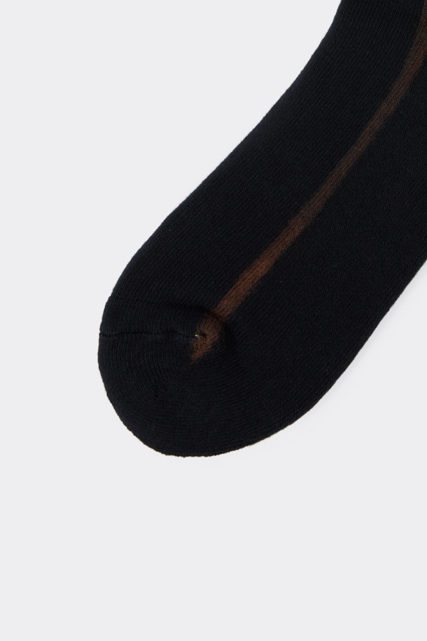 브라운 그래픽 다잉 양말은 면 혼방 소재로 제작되어 부드러운 촉감을 선사합니다. 사계절 내내 착용 가능한 이 양말은 그래픽/프린트 무늬로 디자인되어 캐주얼하고 미니멀한 스타일을 연출합니다. 산책룩에 잘 어울리며, 넌슬립 기능으로 편안한 착용감을 제공합니다. 다잉 처리로 독특한 멋을 더한, 개성 있는 양말입니다.
