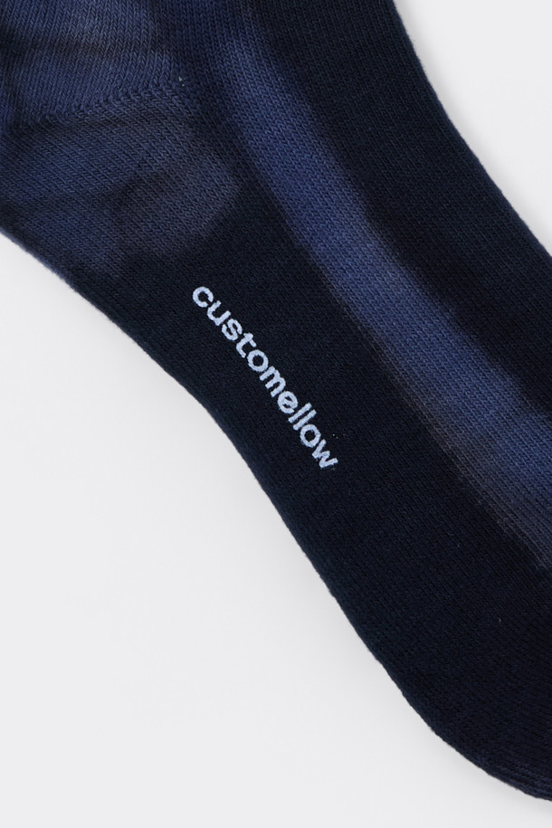 블루 그래픽 다이 염색 양말은 면 혼방 소재로 제작되어 부드러운 촉감을 선사하며, 사계절 내내 착용하기 좋습니다. 캐주얼, 미니멀, 스포티한 스타일을 연출하기에 좋으며, 산책룩에 포인트를 더할 수 있습니다. 넌슬립 기능으로 편안한 착용감을 제공하며, 개성 있는 그래픽과 타이다이 무늬가 돋보입니다. 양말에 로고 디테일이 더해져 더욱 세련된 디자인을 자랑합니다.
