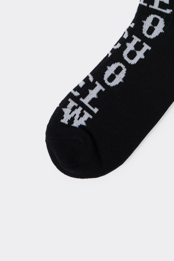 블랙 그래픽 삭스는 면 혼방 소재로 제작되어 부드러운 촉감을 선사하며, 사계절 내내 편안하게 착용할 수 있습니다. 레터링 패턴이 돋보이는 캐주얼하고 미니멀한 디자인으로, 동네 마실룩, 집콕룩, 산책룩 등 다양한 TPO에 잘 어울립니다. 발바닥면 로고 디테일과 넌슬립 기능으로 안정감 있는 착용감을 제공합니다. 일상 속에서 스타일리시함을 더해줄 필수 아이템입니다.
